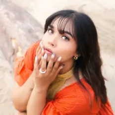 Luister naar Shakila Anjani, bekijk muziekvideo's, lees de bio, bekijk de tourdata, en meer!
