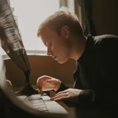 Ascolta Alexander Malofeev, guarda video musicali, leggi la biografia, vedi le date del tour & altro!