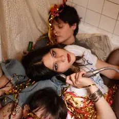 Shmiska सुनें, म्यूज़िक वीडियो देखें, बायो पढ़ें, दौरे की तारीखें और बहुत कुछ देखें!