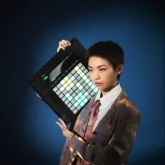 업체을(를) 듣고, 뮤직 비디오를 보고, 약력을 읽고, 투어 일정 등을 확인하세요!