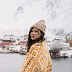 Victoria 楊逸晴を聴いたり、ミュージックビデオを鑑賞したり、経歴やツアー日程などを確認したりしましょう！