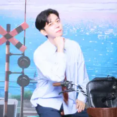 Escucha a JUNYU, mira videos musicales, lee su biografía, consulta las fechas de las gira y más.