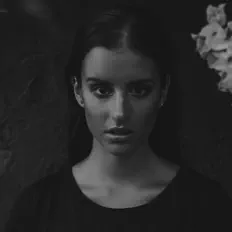 Hör dir Adria an, schau dir Musikvideos an, lies die Biografie, finde Tourdaten und mehr!