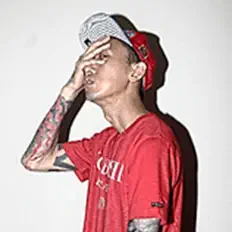 聆聽 SARRY、觀看音樂影片、閱讀小傳、查看巡演日期等！