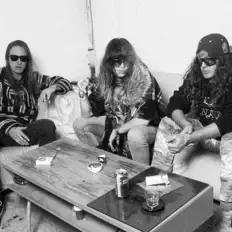 Dengarkan Black Bananas, tonton video musik, baca bio, lihat tanggal tur & lainnya!