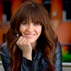 Joannie Benoit सुनें, म्यूज़िक वीडियो देखें, बायो पढ़ें, दौरे की तारीखें और बहुत कुछ देखें!