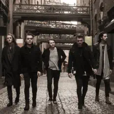 收听 Victoria、观看音乐视频、阅读小传、查看巡演日期等 ！