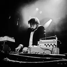 收听 TOM and his Computer、观看音乐视频、阅读小传、查看巡演日期等 ！