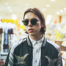 Poslechněte si interpreta Ry, sledujte hudební videa, přečtěte si životopis, podívejte se na data turné a další informace.