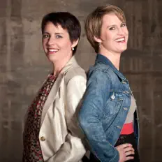 Piano Duo Mona & Rica Bard सुनें, म्यूज़िक वीडियो देखें, बायो पढ़ें, दौरे की तारीखें और बहुत कुछ देखें!