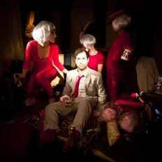 收听 Hot Coins、观看音乐视频、阅读小传、查看巡演日期等 ！