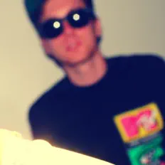 Lost Boy ?を聴いたり、ミュージックビデオを鑑賞したり、経歴やツアー日程などを確認したりしましょう！