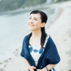 聆聽 やなせなな、觀看音樂影片、閱讀小傳、查看巡演日期等！