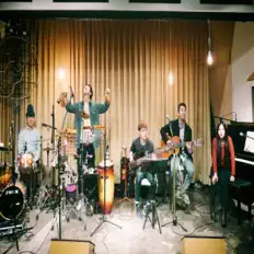 Hwabun सुनें, म्यूज़िक वीडियो देखें, बायो पढ़ें, दौरे की तारीखें और बहुत कुछ देखें!