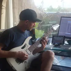 Ouve Mystery School, vê vídeos de música, lê a biografia, vê as datas da digressão e muito mais!