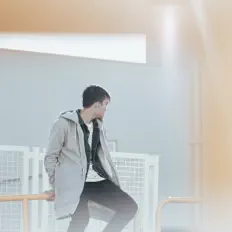 Poslechněte si interpreta Peter Calm, sledujte hudební videa, přečtěte si životopis, podívejte se na data turné a další informace.