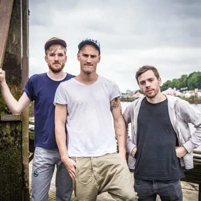 Listen to De Fofftig Penns, watch music videos, read bio, see tour dates & more!