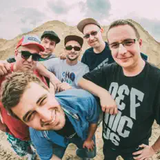 Hör dir Chonabibe an, schau dir Musikvideos an, lies die Biografie, finde Tourdaten und mehr!