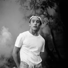 收听 Adrees、观看音乐视频、阅读小传、查看巡演日期等 ！