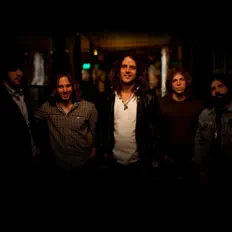 收听 My Dynamite、观看音乐视频、阅读小传、查看巡演日期等 ！