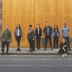收听 Chapel Band、观看音乐视频、阅读小传、查看巡演日期等 ！