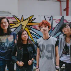 Dengarkan JJ and The Paperplanes, tonton video musik, baca bio, lihat tanggal tur & lainnya!