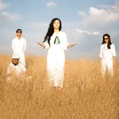 收听 Blank Blue、观看音乐视频、阅读小传、查看巡演日期等 ！