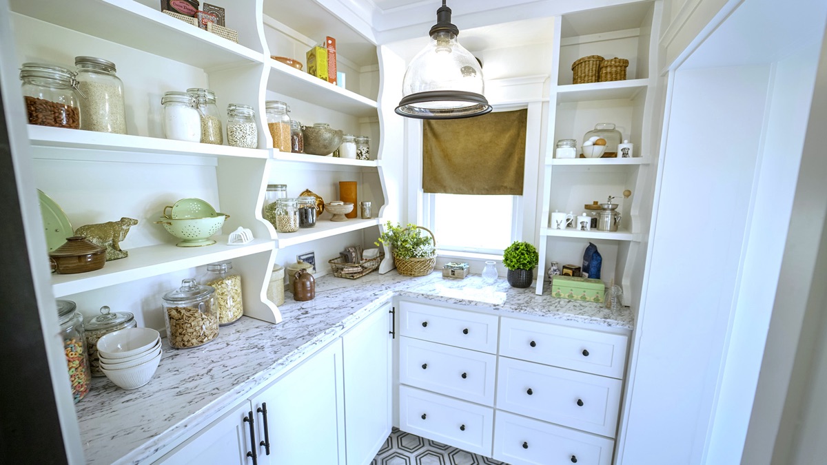 Worth the Wait Shirtwaist Bargain Mansions (Season 6, Episode 8