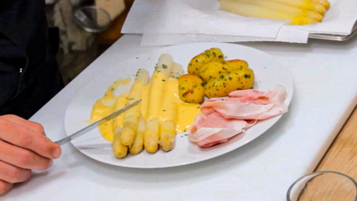 Spargel mit Sauce Hollandaise, Petersilienkartoffeln und gekochtem ... Spargel mit Sauce Hollandaise, Petersilienkartoffeln und gekochtem ...