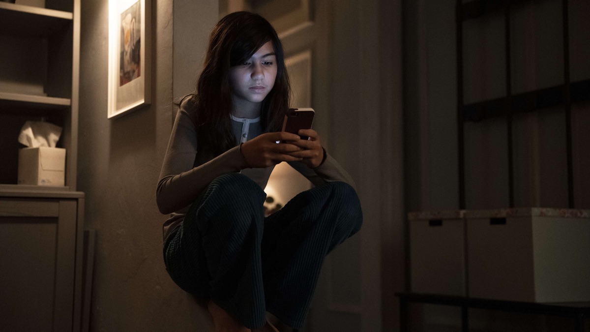 Broken Glass - Let the Right One In (Season 1, Episode 3) - Apple TV (CA) 