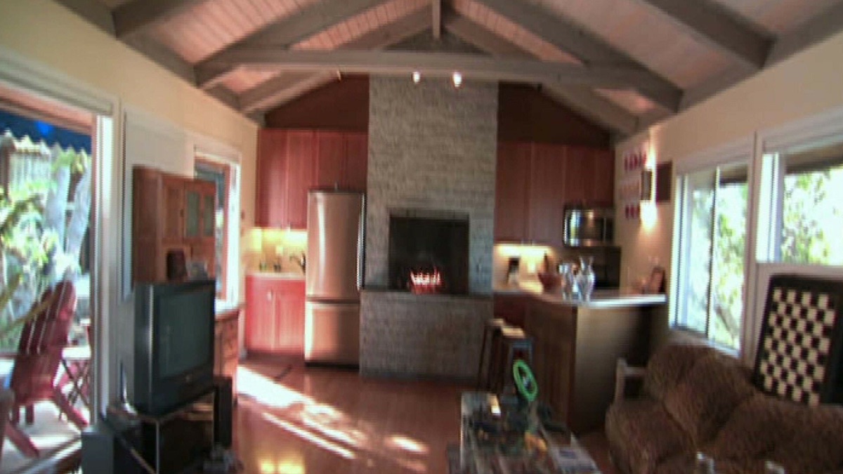 Caitlin, Mike, Jordan and Lauren Teen Cribs (Season 1, Episode 17