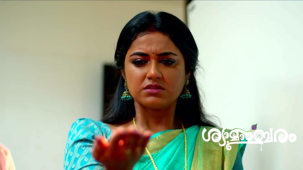 ‎Shyama Burns Camphor on Her Palm - Shyamambaram - Apple TV (IN)
