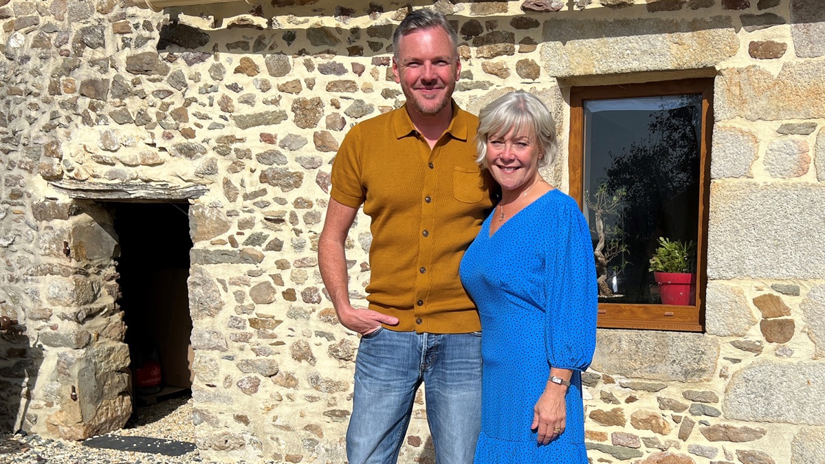 A New Life in the Sun - Apple TV (UK) - A New Life In The Sun Episodes 2021