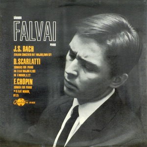 Falvai Sándor zongorázik