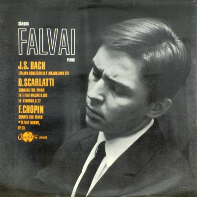 Falvai Sándor zongorázik