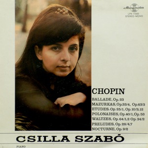 Szabó Csilla zongorázik