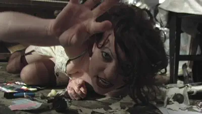 Mira el vídeo musical de Runs In the Family de Amanda Palmer