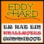 Er hat ein knallrotes Gummiboot