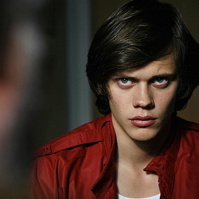 Himlen Är Oskyldigt Blå(Behind Blue Skies)