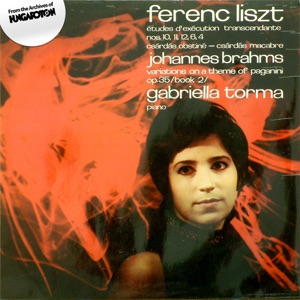 Torma Gabriella zongorázik