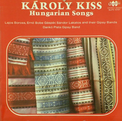 Kiss Károly nótákat énekel