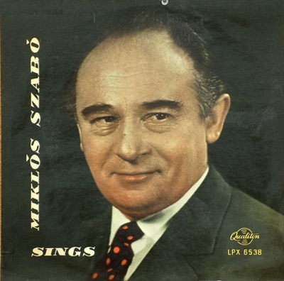 Szabó Miklós énekel