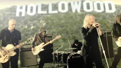 Guarda il video musicale per Through Glass di Stone Sour
