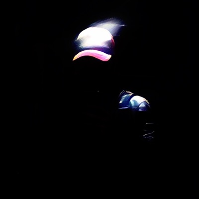 Hämärä peittää jälkemme - Single