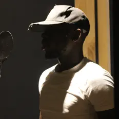 Hör dir Sw!tchy an, schau dir Musikvideos an, lies die Biografie, finde Tourdaten und mehr!