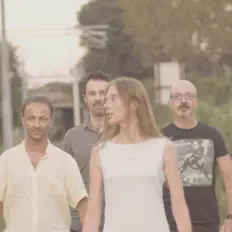 Escucha a Roberta and the Crossovers, mira videos musicales, lee su biografía, consulta las fechas de las gira y más.