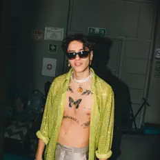 Escucha a Johan, mira vídeos musicales, lee la biografía, consulta fechas de giras y mucho más.