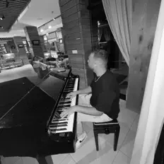 Escucha a אריאל פנחסוב, mira videos musicales, lee su biografía, consulta las fechas de las gira y más.