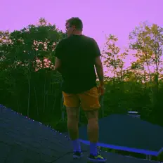 Hör dir Madds an, schau dir Musikvideos an, lies die Biografie, finde Tourdaten und mehr!