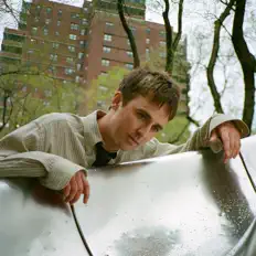 聆聽 Jxst J、觀看音樂影片、閱讀小傳、查看巡演日期等！